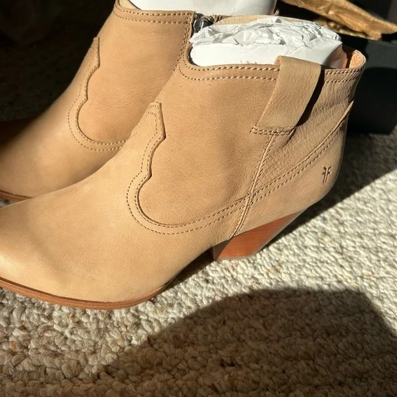 NWB Frye Reina Bootie in Ash - Picture 10 of 11